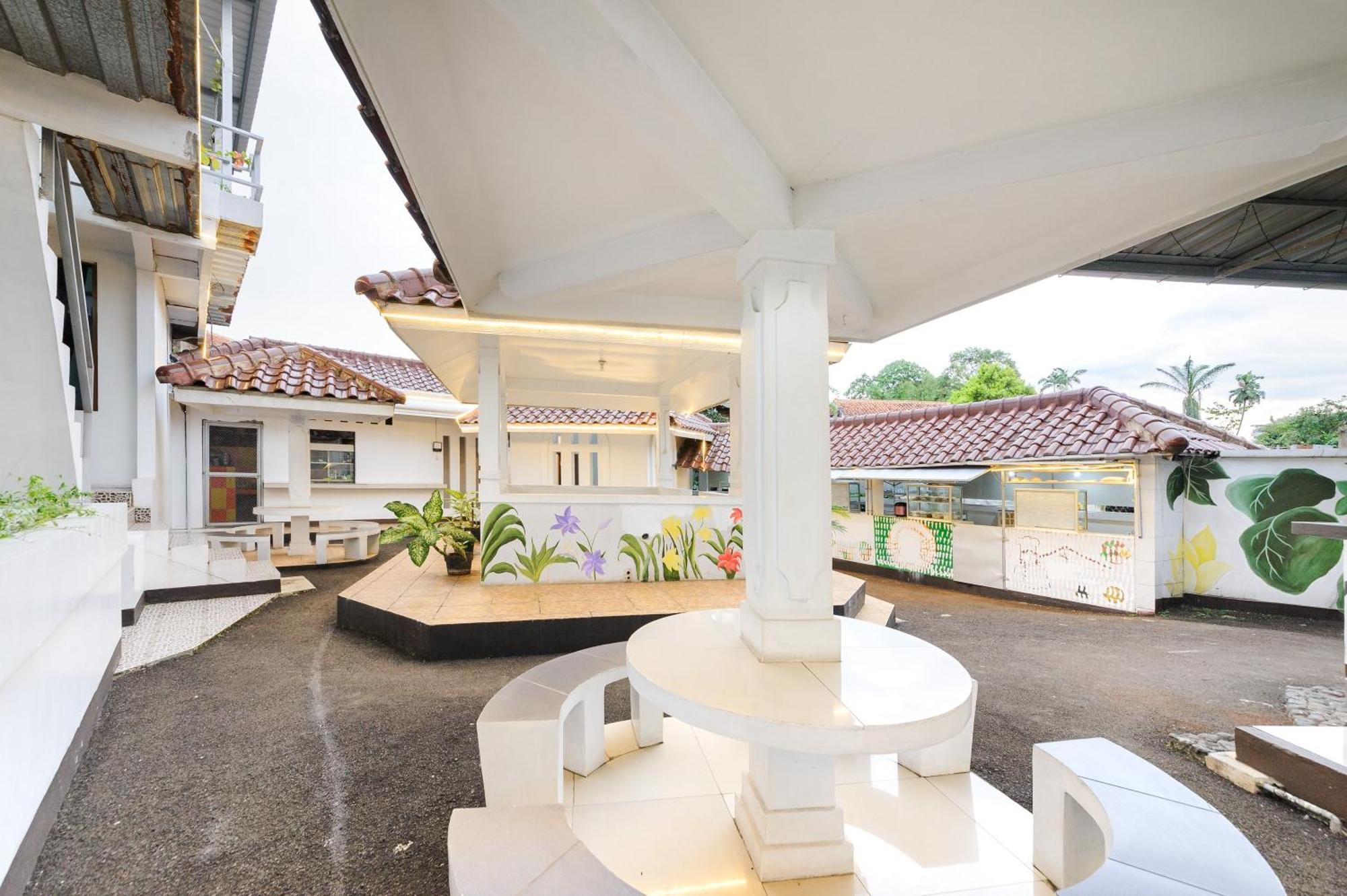 Hotel Reddoorz Syariah Near Taman Air Mancur Bogor Extérieur photo